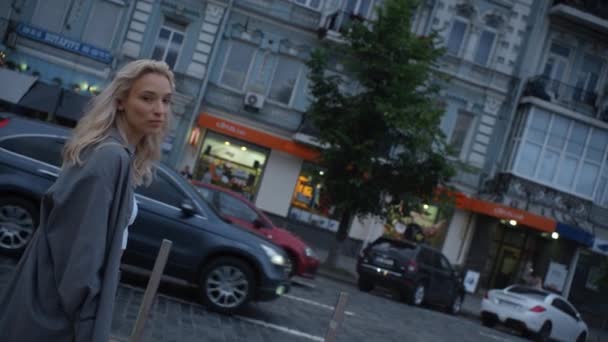 Happy vrouw wandelen stad op late avond op stedelijke achtergrond.  - Video