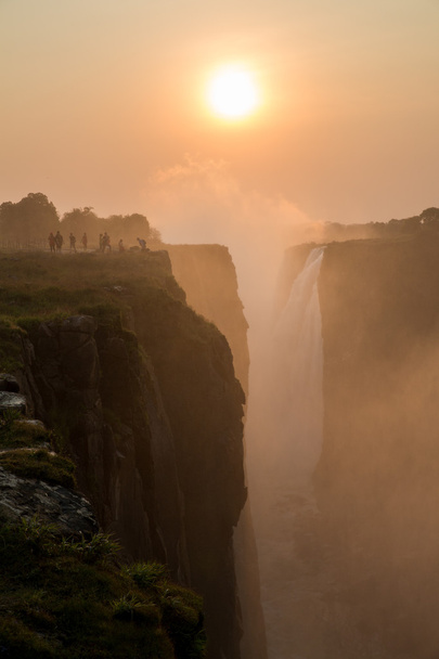 Victoria Falls tramonto con turista nella scogliera
 - Foto, immagini