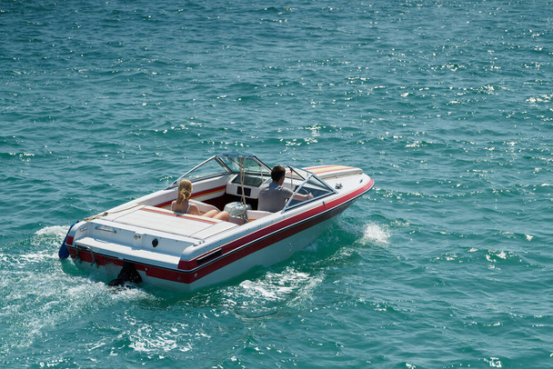   Моторний човен на Адріатичному морі біля міста Крк на однойменному острові в Хорватії.                              - Фото, зображення