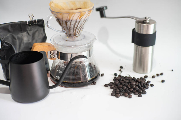 Kawa kroplówka zimny napar ze sprzętem do kawy domowej roboty na białym tle - Zdjęcie, obraz