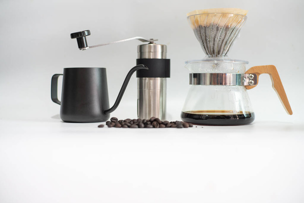 Kávé csepegtető hideg főzet kávé berendezés otthon készült fehér háttér - Fotó, kép