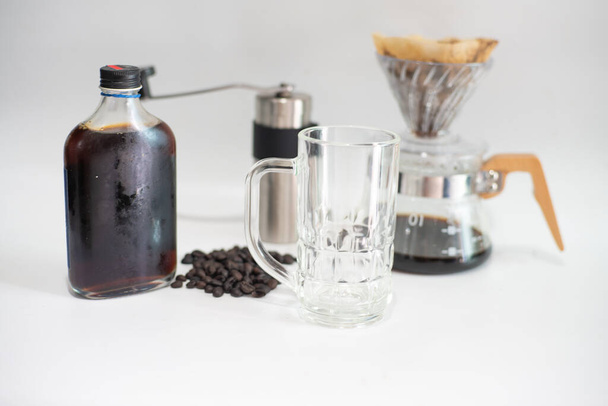Arabica-Kaffeetropfen von Hand nach Hause trinken auf weißem Hintergrund - Foto, Bild