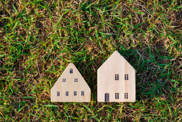 Modernes Holzhaus auf grünem Gras mit Sonnenlicht-Konzept Bild machen Sie Ihr Haus - Foto, Bild