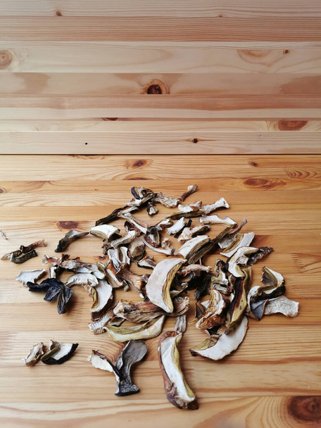 Hienonnettu kuivattu porcini sienet ja boletus makaa puinen pöytä puinen tausta. - Valokuva, kuva