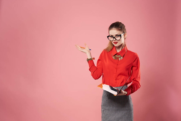 женщина в красной рубашке секретарь офиса работать розовый фон - Фото, изображение