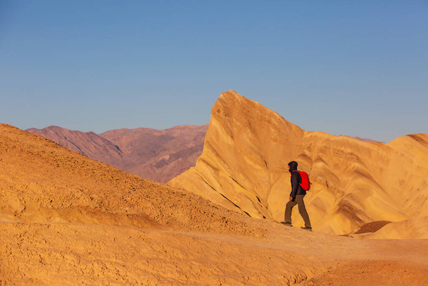 Touristin in Zabriski Point in den USA, Death Valley National Park, Kalifornien - Foto, Bild