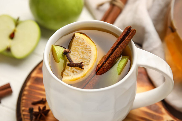 Xícara de chá de frutas saboroso com canela na mesa, close-up - Foto, Imagem