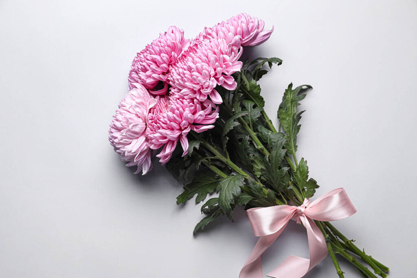 Kimppu krysanteemi kukkia valkoisella taustalla - Valokuva, kuva