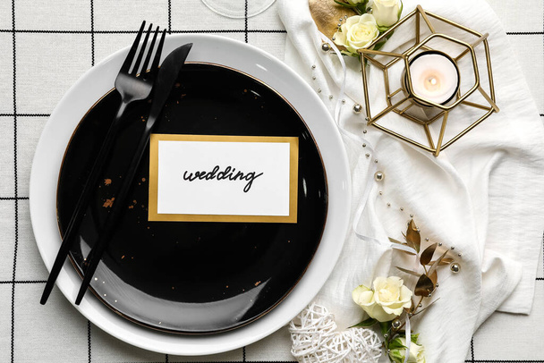 Красивая сервировка стола с приглашением на свадьбу и цветами - Фото, изображение