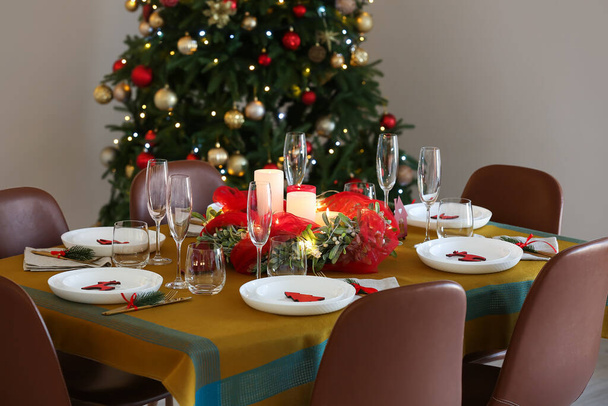 クリスマスの前夜に装飾されたリビングルームの美しい設定でダイニングテーブル - 写真・画像