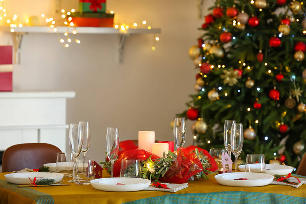 Étkezőasztal gyönyörű környezetben a nappaliban díszített karácsony este - Fotó, kép