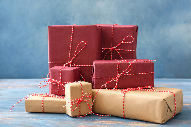 cajas de regalo de Navidad sobre fondo azul - Foto, Imagen