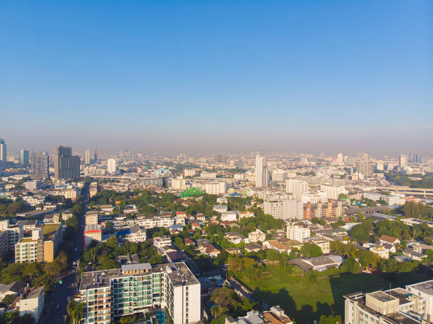Vista aérea edificio de la ciudad de Bangkok centro de Tailandia amanecer por la mañana - Foto, Imagen