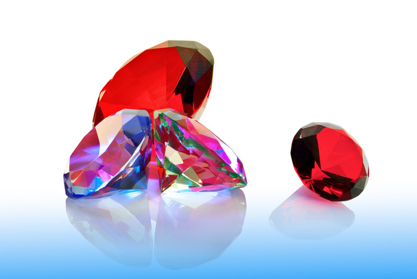 Les pierres précieuses émeraudes, rubis et diamants
 - Photo, image