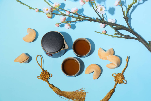 Kompozice s chutnými koláčky štěstí a tradiční čínský čaj na barevném pozadí - Fotografie, Obrázek