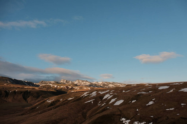 Okouzlující pohled na nádherné zasněžené hory - Fotografie, Obrázek