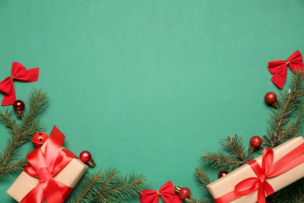 Weihnachtskomposition mit Geschenken, Dekorationen und Tannenzweigen auf grünem Hintergrund - Foto, Bild