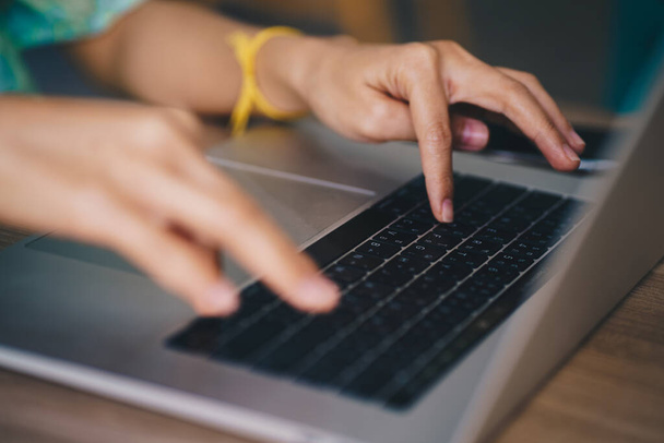 Mulheres mão digitando no laptop sentado em tecnologia de negócios de escritório - Foto, Imagem