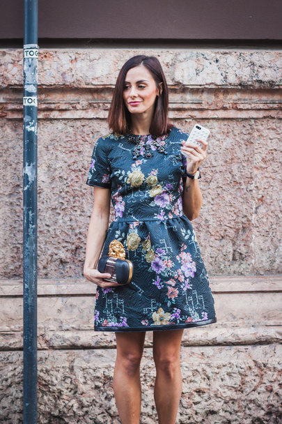 vrouw poseren buiten byblos mode toont gebouw voor vrouwen Milaan modeweek 2014 - Foto, afbeelding