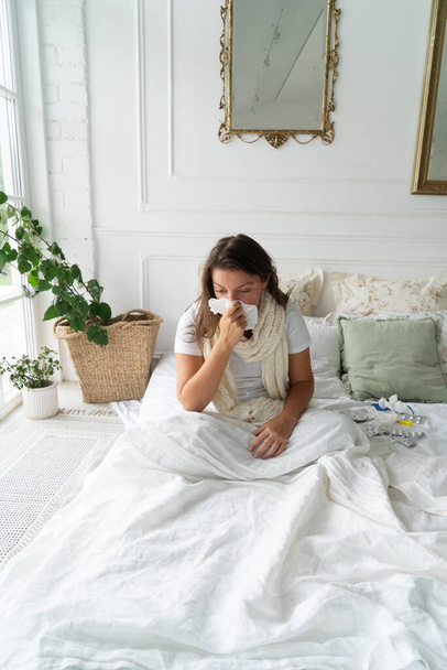 Sick woman in bed - Foto, imagen