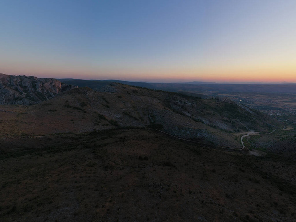Okouzlující pohled na cestu přes hory během malebného západu slunce - Fotografie, Obrázek