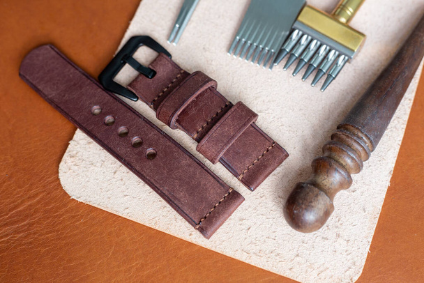 Genuine leather watch strap handmade cowhide leather crafmanship working - Foto, Imagem