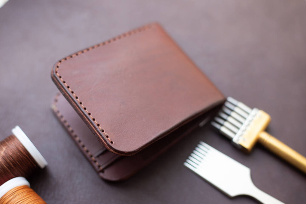 Portefeuille d'argent bifold en cuir véritable avec artisanat outil artisanat travail - Photo, image