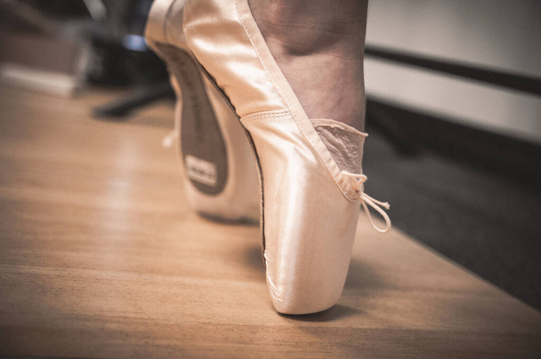 The legs of a ballerina in pink pointe shoes - Φωτογραφία, εικόνα