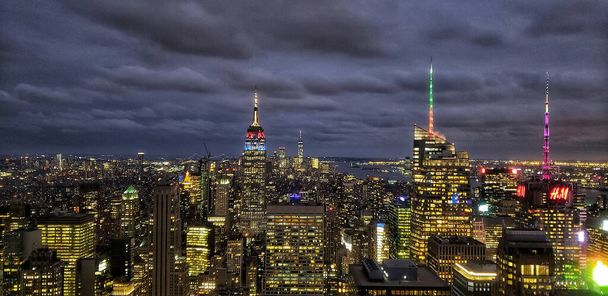 Piękny widok na oświetlone Rockefeller Center w nocy w Nowym Jorku, USA - Zdjęcie, obraz