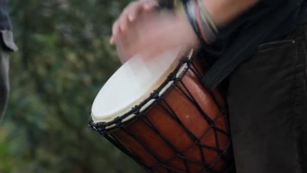 Músico tocando no tambor
 - Filmagem, Vídeo