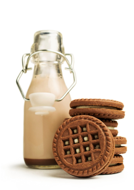 chocolate milk in a bottle with cookies - Фото, зображення
