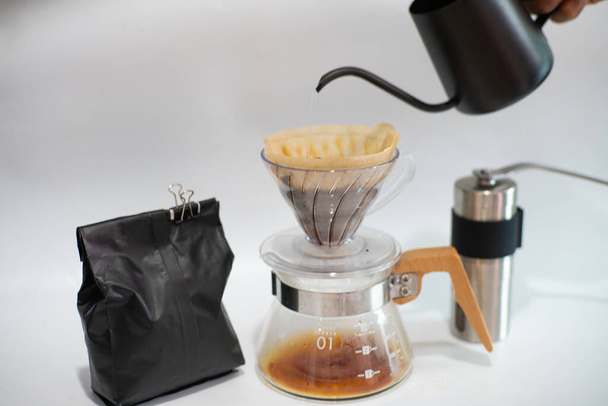 Kaffeebohnen mit Kaffeetropfen Werkzeug hausgemachtes Heißgetränk Cafein - Foto, Bild