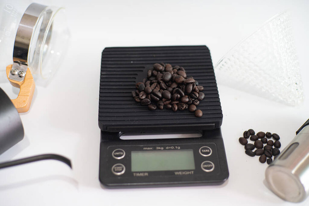 Kahvipapujen kanssa kahvi dripp laitteet työkalu kotiin tehty kuumaa juomaa kahvila - Valokuva, kuva