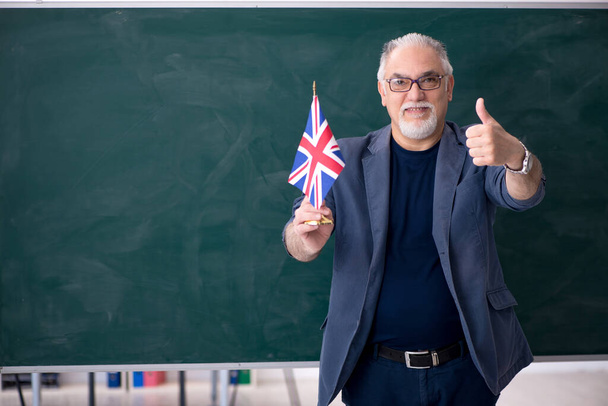 Viejo profesor de inglés masculino en el aula - Foto, Imagen
