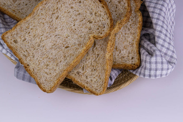 Beyaz arkaplanda tam buğday ekmeği - Fotoğraf, Görsel