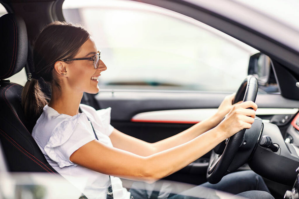 Egy lány, aki először vezet autót, miután jogosítványt kapott. Egy tinédzser lány autót vezet. - Fotó, kép