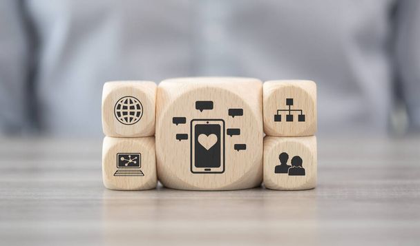 ソーシャルネットワークの概念のシンボルと木製のブロック - 写真・画像