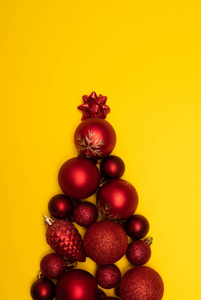 Christmass flatlay Árvore de Natal forrada com decorações de árvore de Natal  - Foto, Imagem