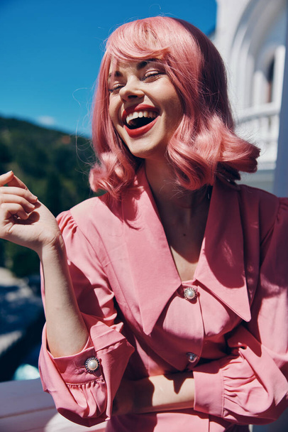 retrato de una mujer en un vestido rosa al aire libre vista de la naturaleza concepto de relajación - Foto, Imagen