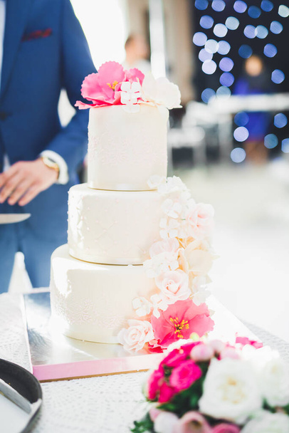 Luxury decorated wedding cake on the table. - Foto, Imagen
