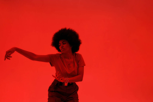 Young black female dancer dancing hip hop dance - Φωτογραφία, εικόνα