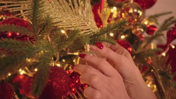 close-up vrouw versieren met bal kerst spar - Video