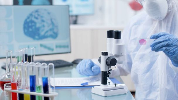 Chemik vědec drží lékařské snímek analyzuje DNA vzorek krve - Fotografie, Obrázek