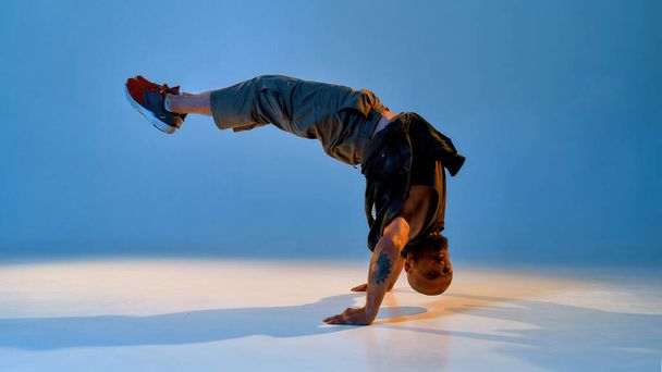 Cool caucasian male dancer dancing hip hop dance - Foto, afbeelding