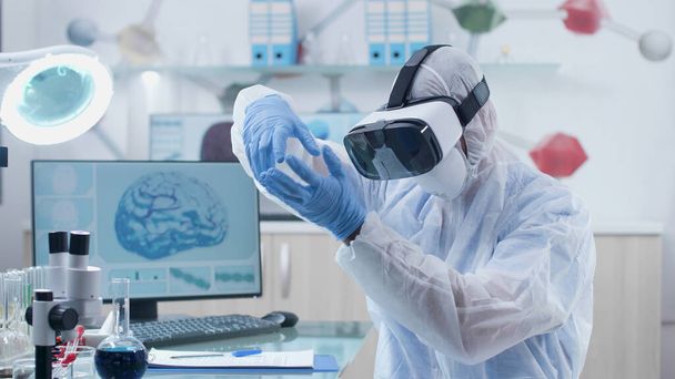 Naukowiec lekarz noszący słuchawki wirtualnej rzeczywistości podczas eksperymentu neurologicznego - Zdjęcie, obraz