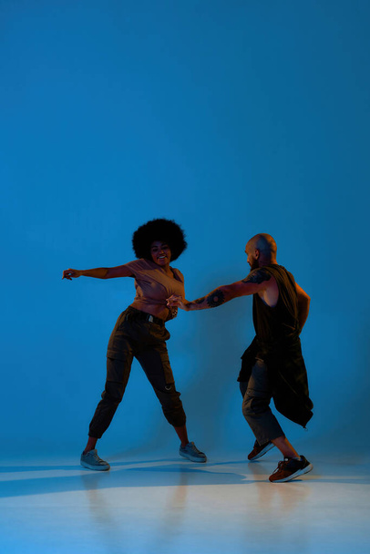 Flexible dance couple dancing hip hop dance - 写真・画像