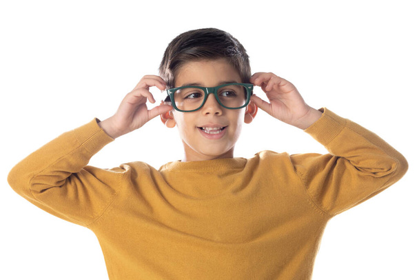 Niño latino lleva gafas y camiseta amarilla aislada sobre un fondo blanco. - Foto, imagen