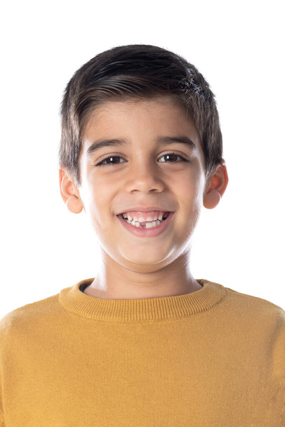 Niño marrón con camiseta amarilla aislada sobre fondo blanco - Foto, Imagen