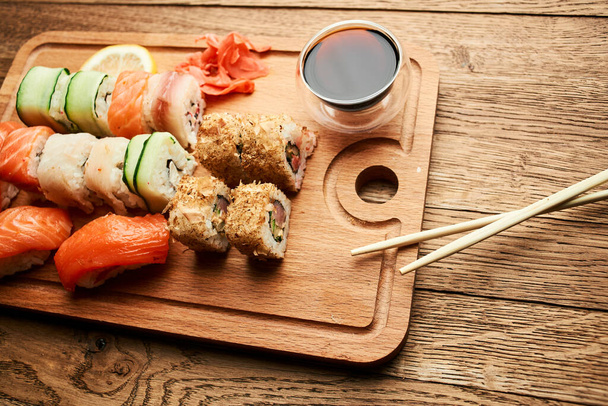 wooden board sushi rolls japanese cuisine sea food - Foto, Bild