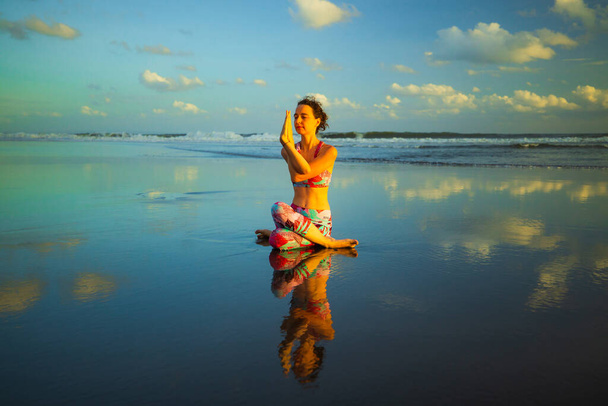 Пляжная йога. Привлекательная женщина, практикующая Гомухасану Гарудасану. Коровья поза с орлиными руками. Отражение воды. Тонкое тело. Жизнь дзен. Концепция самообслуживания. Отдых на йоге. Принято. Бали, Индонезия - Фото, изображение
